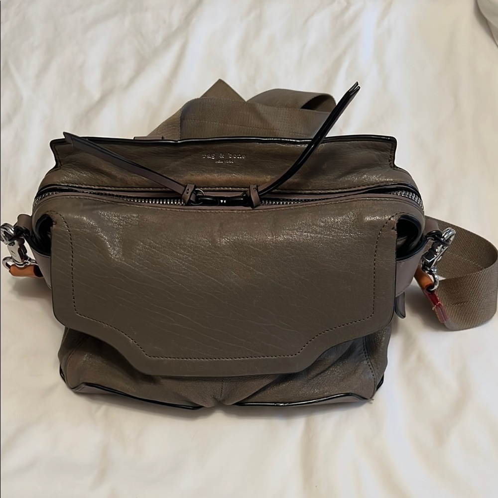 Green Messenger Bag with Sleek Design and Ample Storage